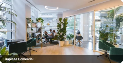 Servicio de limpieza comercial en edificio de oficinas en Santiago
