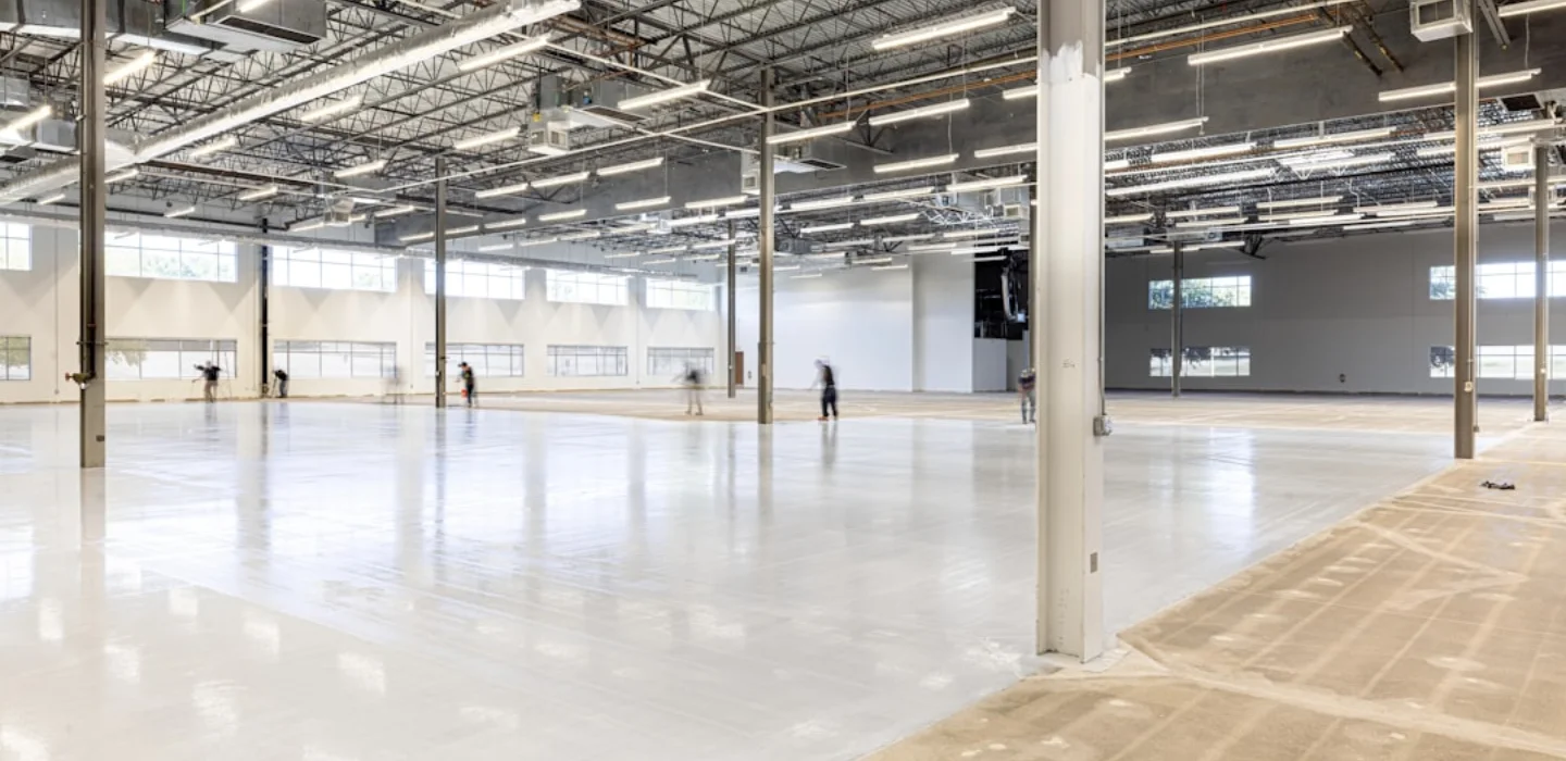 Equipo profesional realizando trabajos de mantención en instalaciones comerciales